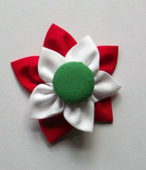 Ehhez a kokárdához egy zöld, textillel bevont gomb köré varrjunk fehér, majd piros textilt virágalakzatban.
