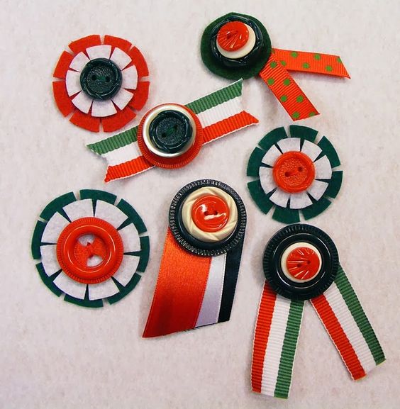 Gombokból és szalagokból gyerekjáték a kokárda készítés, vonjuk be hát a kicsiket is!