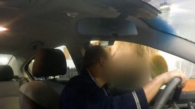 Kép és videó: Baukó Éva a melleivel mossa Alekosz autóját