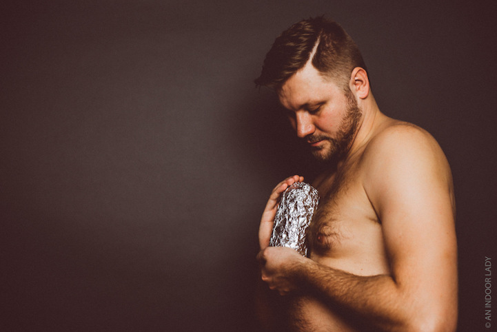 Az újszülött helyett egy burritót ölelget a fiatal pár - fotók Az újszülött helyett egy burritót ölelget a fiatal pár - fotók