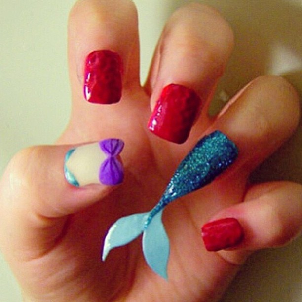 Körömre ragasztott bármi az új trend Körömre ragasztott bármi az új trend