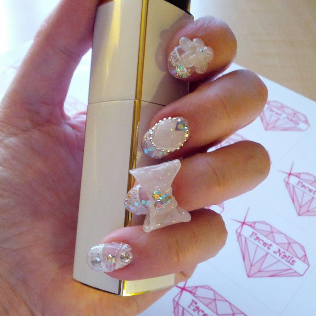 Körömre ragasztott bármi az új trend Körömre ragasztott bármi az új trend