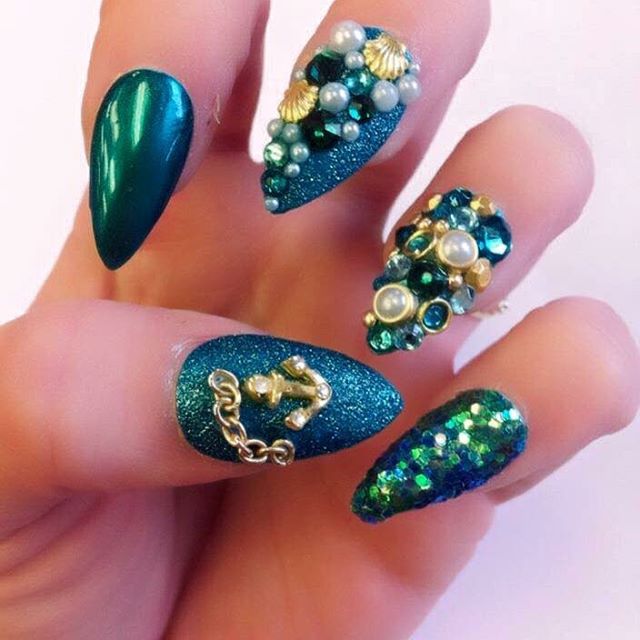 Körömre ragasztott bármi az új trend Körömre ragasztott bármi az új trend