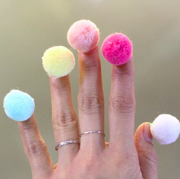 Körömre ragasztott bármi az új trend Körömre ragasztott bármi az új trend