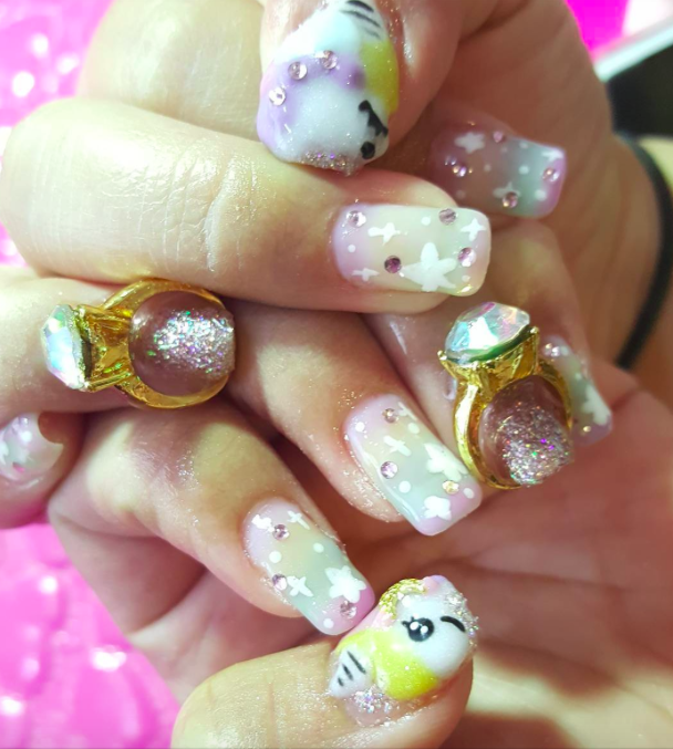 Körömre ragasztott bármi az új trend Körömre ragasztott bármi az új trend