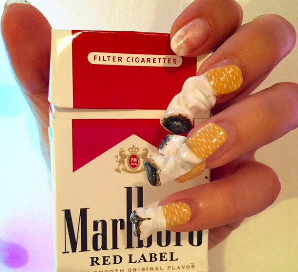 Körömre ragasztott bármi az új trend Körömre ragasztott bármi az új trend