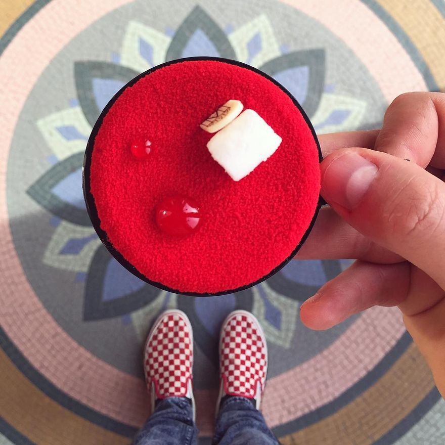 Párizs csodás desszertjeit és színes cipőit fotózza ez a férfi