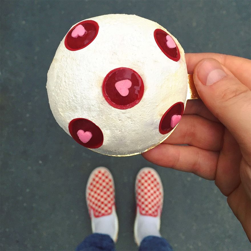 Párizs csodás desszertjeit és színes cipőit fotózza ez a férfi