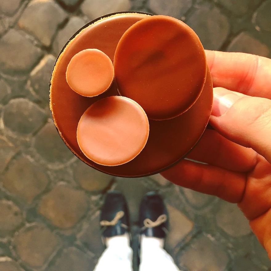 Párizs csodás desszertjeit és színes cipőit fotózza ez a férfi