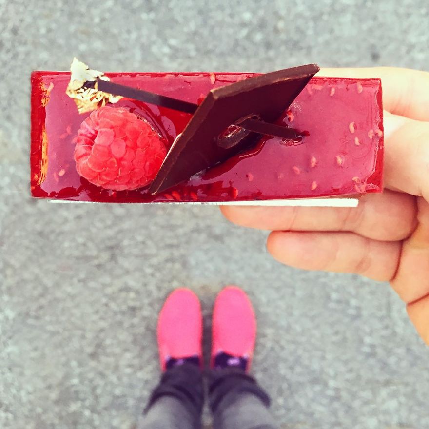 Párizs csodás desszertjeit és színes cipőit fotózza ez a férfi