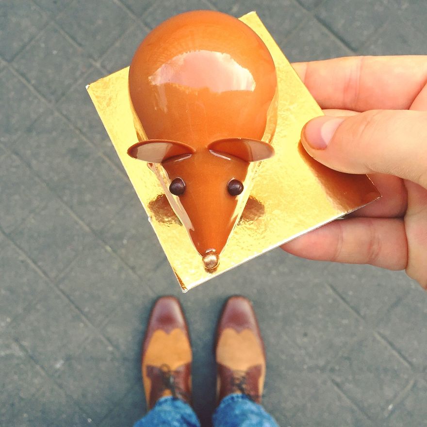 Párizs csodás desszertjeit és színes cipőit fotózza ez a férfi