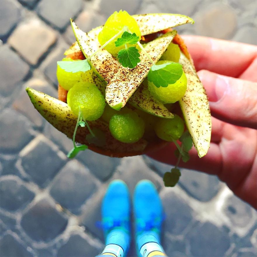 Párizs csodás desszertjeit és színes cipőit fotózza ez a férfi