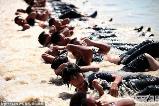 A kínai testőrnők kiképzése olyan, mint egy kínzó tábor - sokkoló fotók A kínai testőrnők kiképzése olyan, mint egy kínzó tábor - sokkoló fotók