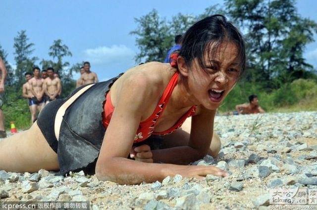 A kínai testőrnők kiképzése olyan, mint egy kínzó tábor - sokkoló fotók A kínai testőrnők kiképzése olyan, mint egy kínzó tábor - sokkoló fotók