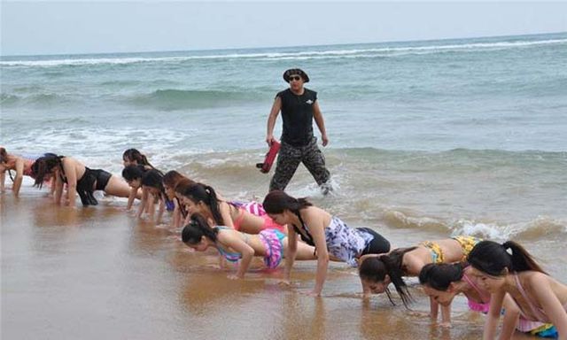 A kínai testőrnők kiképzése olyan, mint egy kínzó tábor - sokkoló fotók A kínai testőrnők kiképzése olyan, mint egy kínzó tábor - sokkoló fotók