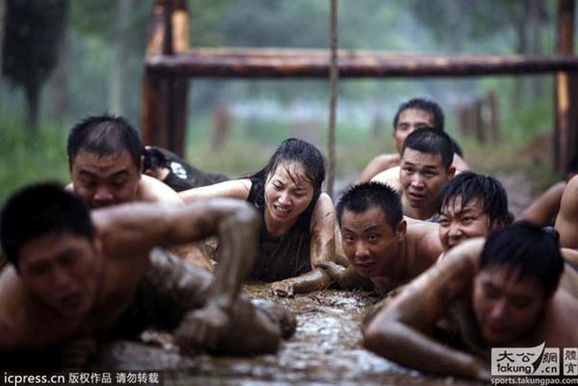 A kínai testőrnők kiképzése olyan, mint egy kínzó tábor - sokkoló fotók A kínai testőrnők kiképzése olyan, mint egy kínzó tábor - sokkoló fotók