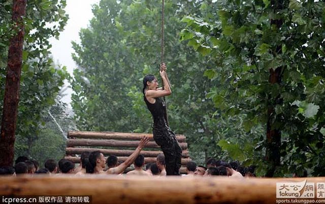 A kínai testőrnők kiképzése olyan, mint egy kínzó tábor - sokkoló fotók A kínai testőrnők kiképzése olyan, mint egy kínzó tábor - sokkoló fotók