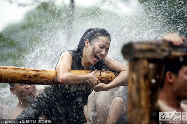 A kínai testőrnők kiképzése olyan, mint egy kínzó tábor - sokkoló fotók A kínai testőrnők kiképzése olyan, mint egy kínzó tábor - sokkoló fotók