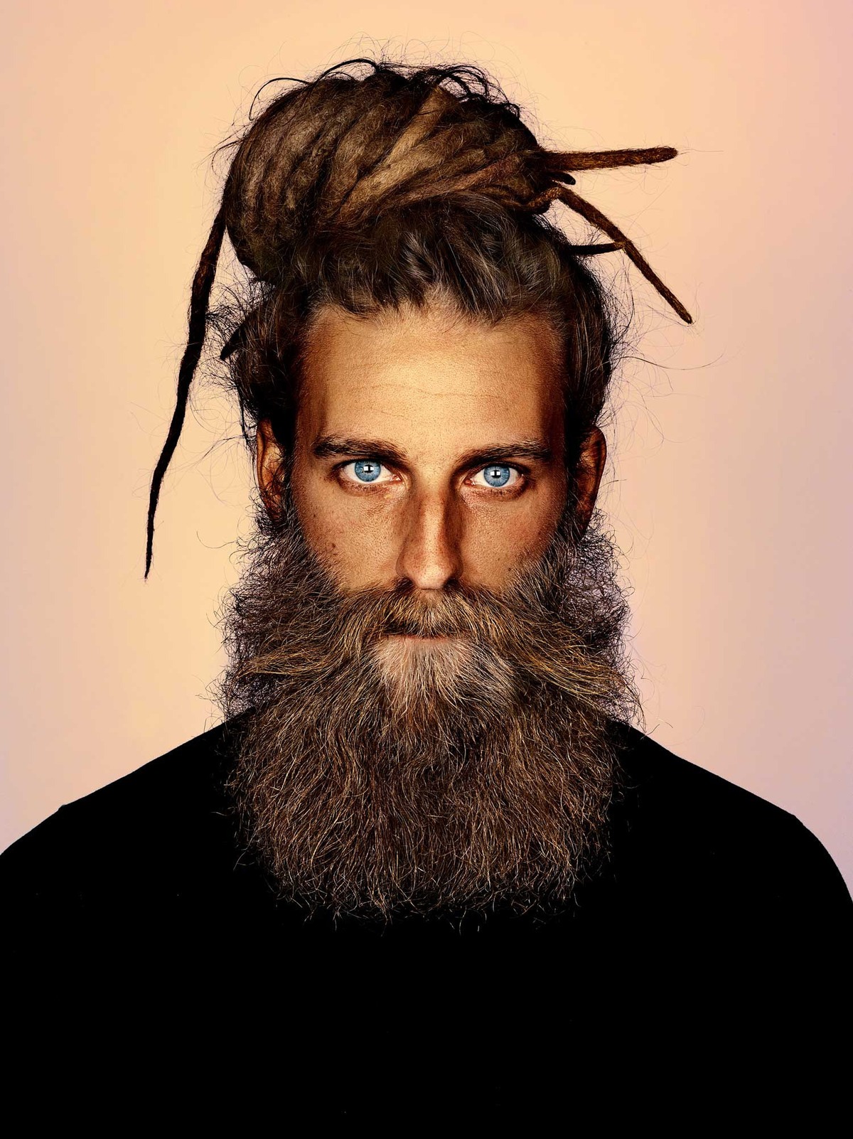 Szakállas férfiak fotóiból nyílt kiállítás - nézd meg te is a képeket!