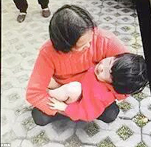 11 emeletet zuhant, majd sérülés nélkül állt fel a kínai kislány