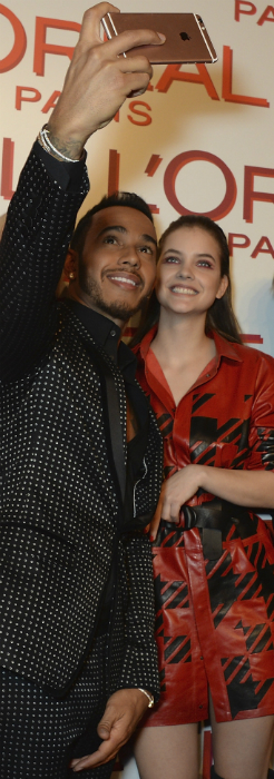 Nézd, milyen kapós Palvin Barbara a partin