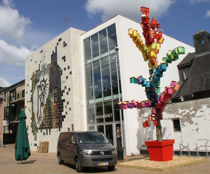 Hiheetlen madáretetőket épít a művész Hiheetlen madáretetőket épít a művész