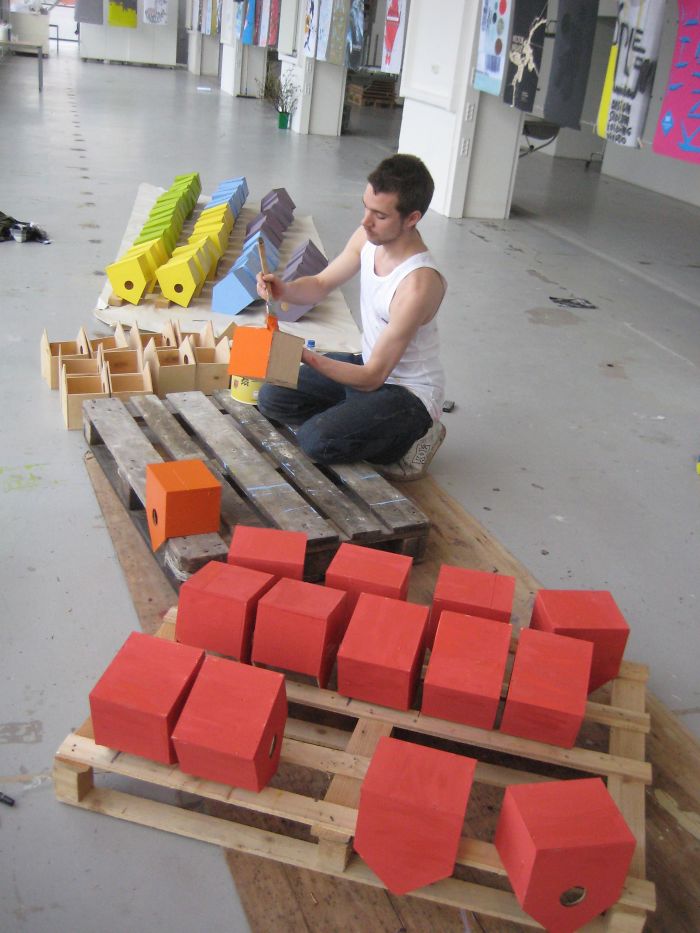 Hiheetlen madáretetőket épít a művész Hiheetlen madáretetőket épít a művész