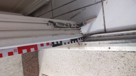 Ököllel verte véresre a bejárati ajtót Ököllel verte véresre a bejárati ajtót