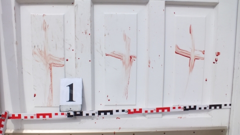 Ököllel verte véresre a bejárati ajtót Ököllel verte véresre a bejárati ajtót