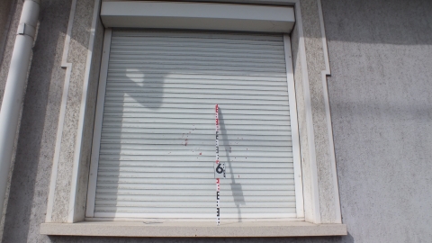 Ököllel verte véresre a bejárati ajtót Ököllel verte véresre a bejárati ajtót