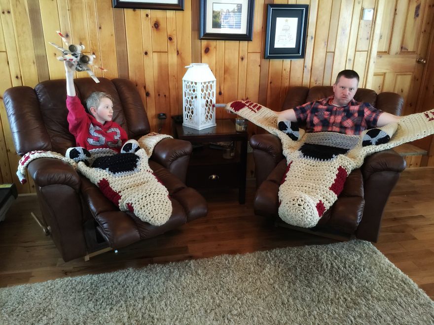 Horgolt X-szárnyúban lazít apa és fia