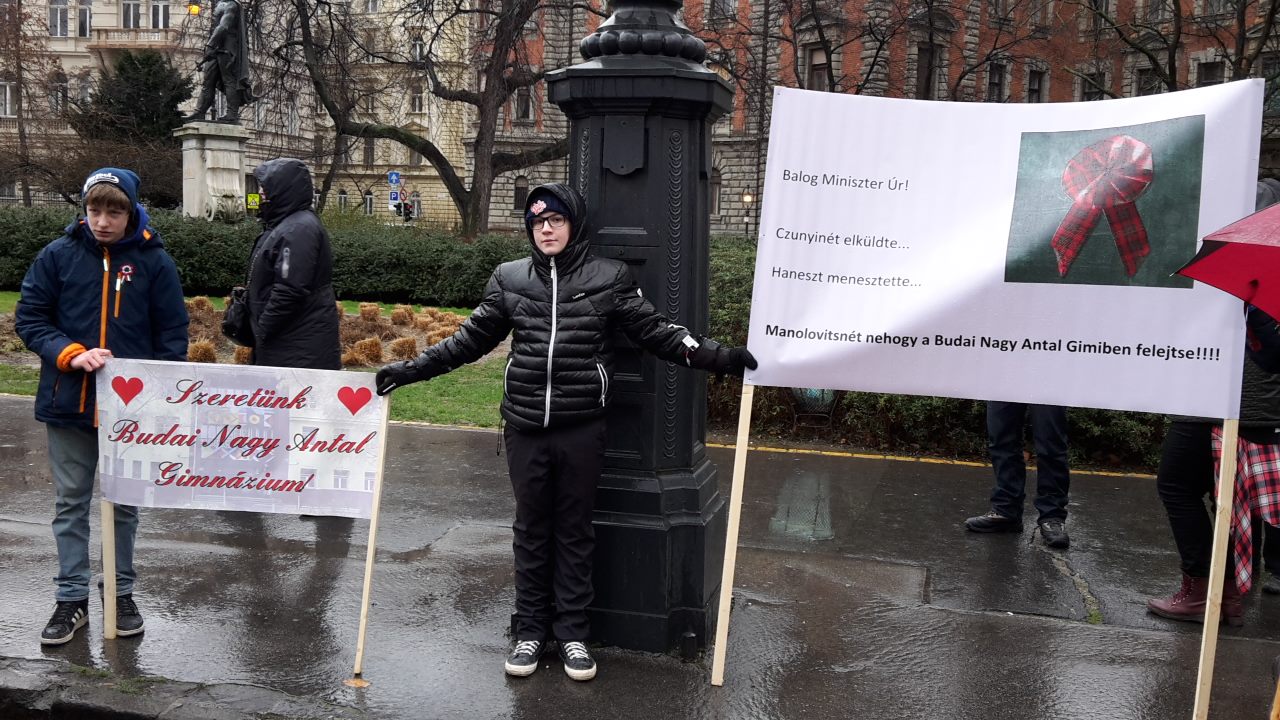 Tanártüntetés a Kossuth téren - ilyen üzenetek állták a táblákon