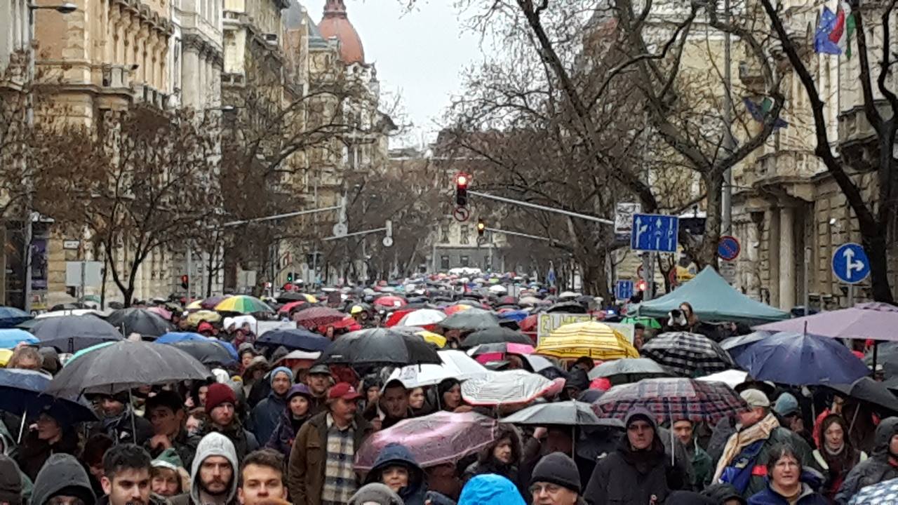 Tanártüntetés a Kossuth téren - ilyen üzenetek állták a táblákon