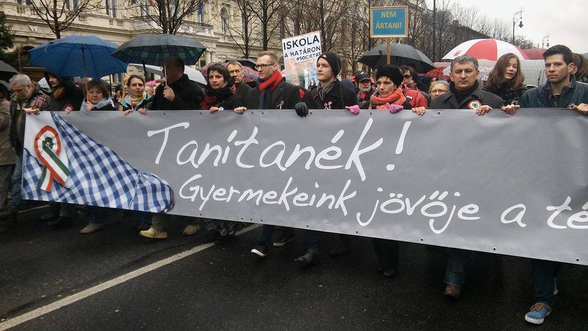 Tanártüntetés a Kossuth téren - ilyen üzenetek állták a táblákon