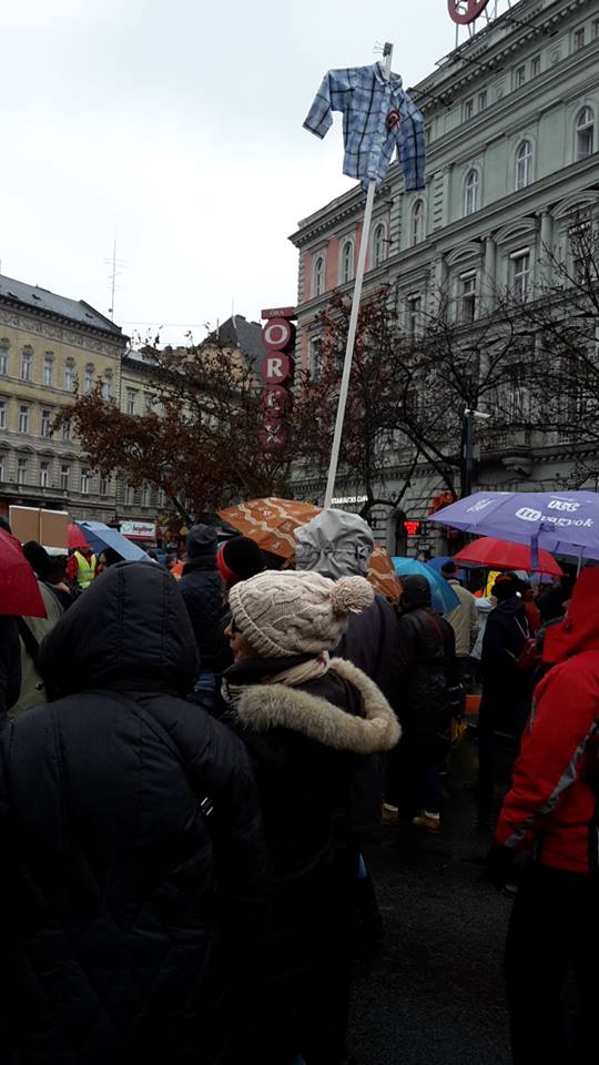 Tanártüntetés a Kossuth téren - ilyen üzenetek állták a táblákon