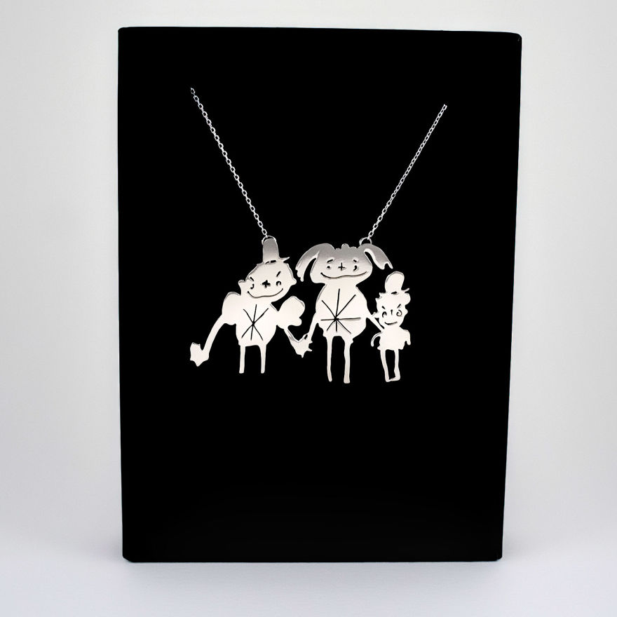 Gyerekrajzokból készítenek egyedi ékszereket a kreatív anyukák Gyerekrajzokból készítenek egyedi ékszereket a kreatív anyukák