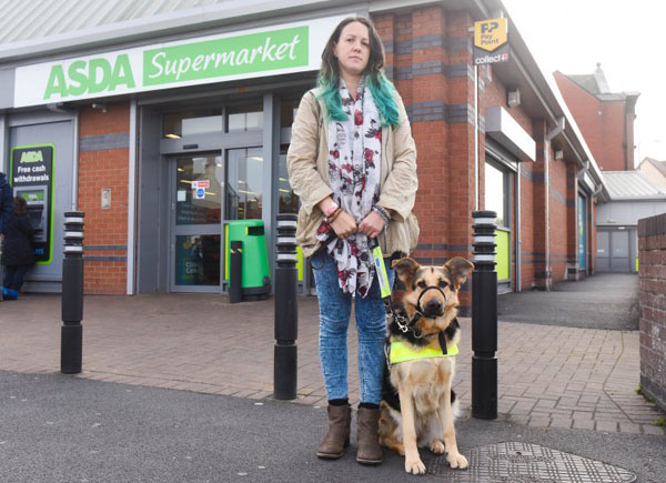 Ezt az ebet és gazdáját Angliában nem engedték be a boltba. A képen a gazdi unokahúga látható.