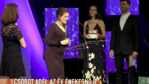 Gömbölyödő pocakkal vette át a legjobb énekesnőnek járó díjat múlt héten Csobot Adél