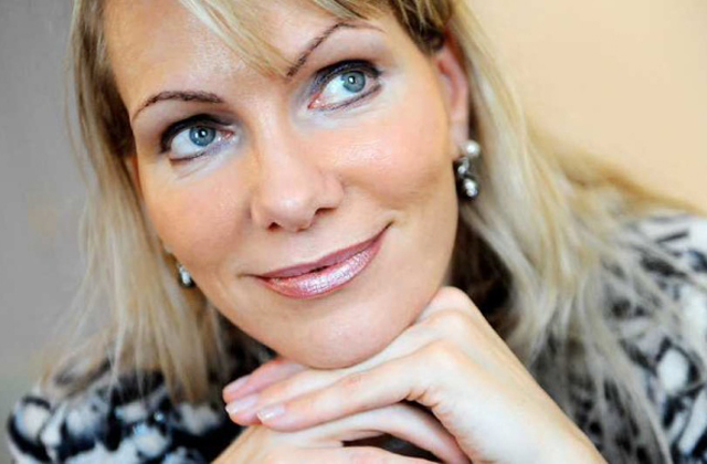 53 évesen szült ikreket a milliárdosnő