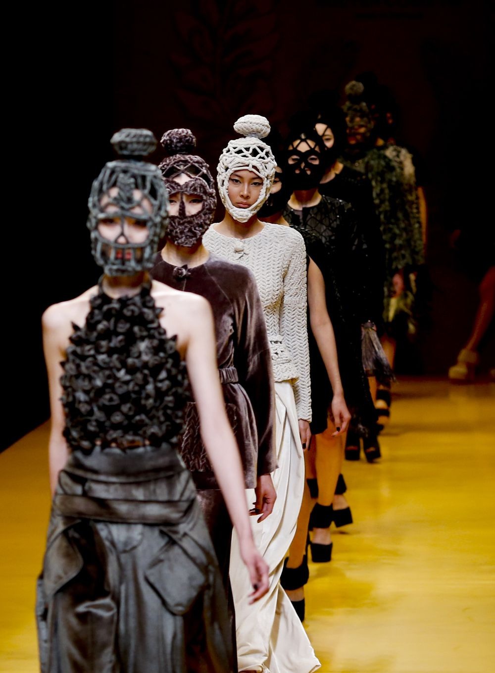 A kiegészítő, amiből reméljük, nem lesz divat: kötött arcmaszkok 