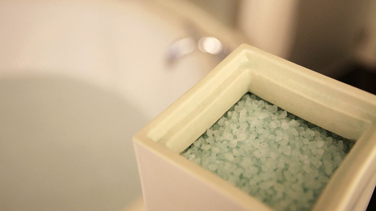 Keserűsós fürdő oldhatja a szorongást