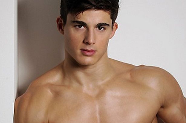 Bemutatjuk a világ legdögösebb matektanárját, aki Armaninak modellkedik - képek