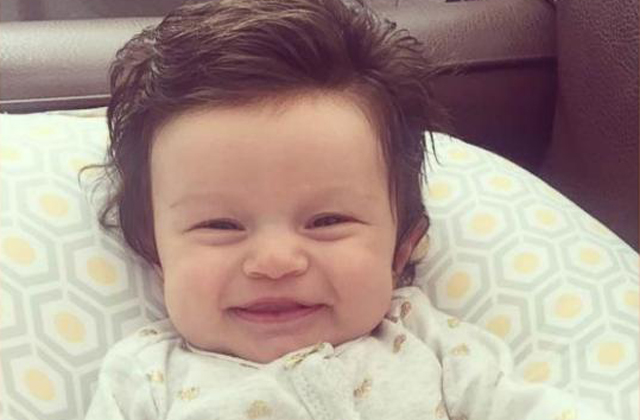Internetes sztár lett a sűrű hajjal született baba - fotó