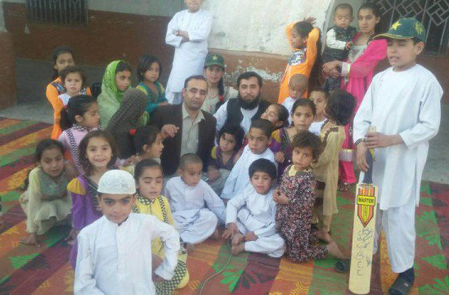 Harmincöt gyereke van, százig meg sem áll Harmincöt gyereke van, százig meg sem áll