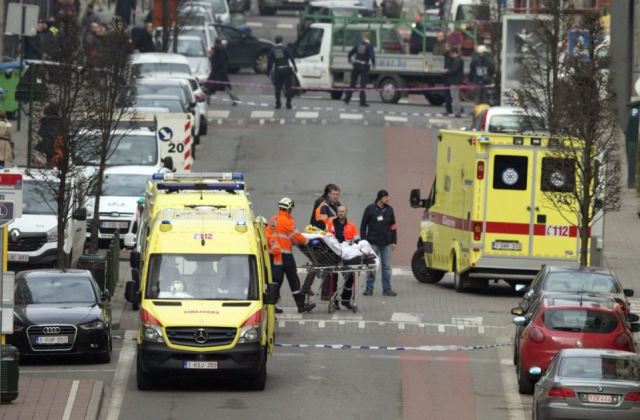 A Maelbeek metróállomáson történt robbantás sérültjeit látják el a mentők
