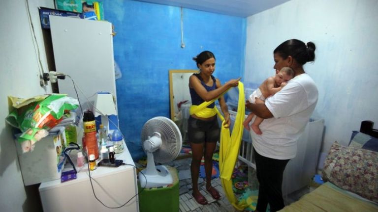 A masszázs és a kendő sokat segít Danielenek és a fiának