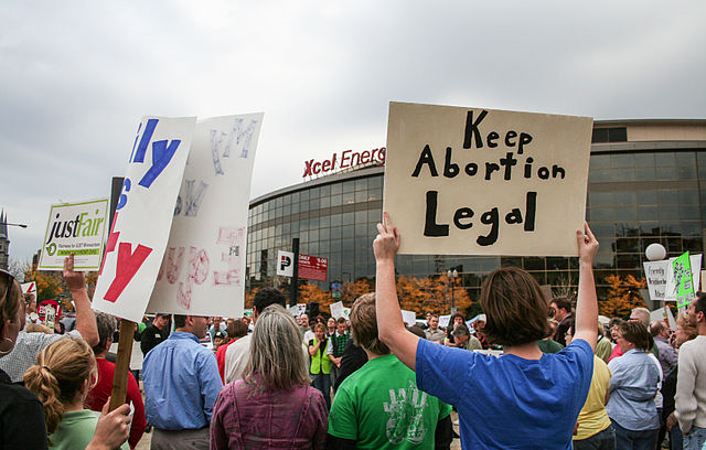 Tüntetés Lengyelországban az abortusz betiltása ellen.