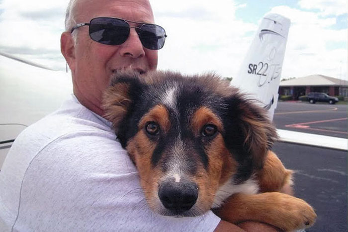 Magánrepülőjével menti a rászoruló állatokat a nyugdíjas üzletember