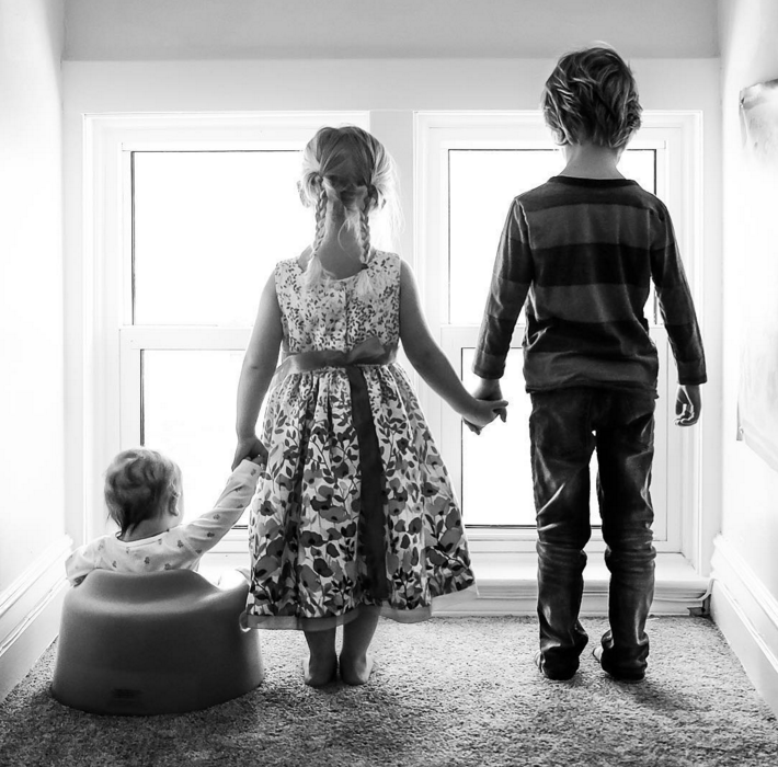 Egy kisbaba és a mentett kölyökkutya az Instagram legújabb sztárja