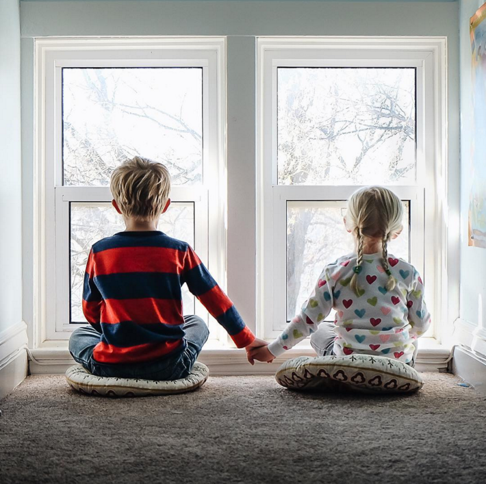 Egy kisbaba és a mentett kölyökkutya az Instagram legújabb sztárja